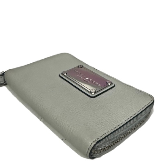 EUC Marc Jacobs Leather Zip Phone Wallet Wristlet  in ICE - Picture 3 of 8